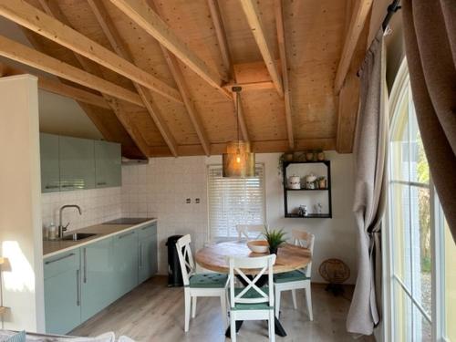 cocina con mesa y sillas en una habitación en Royal Veluwe, en Putten