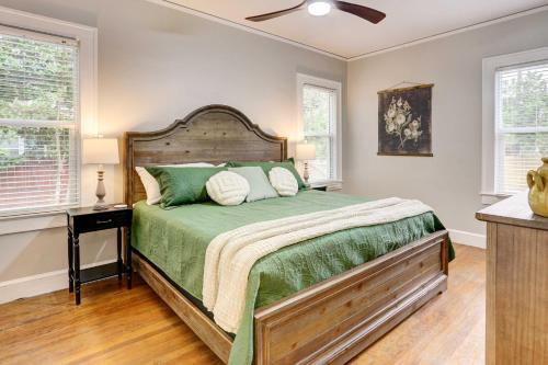 1 dormitorio con 1 cama grande y edredón verde en Updated Tallahassee Home about 1 Mi to Downtown!, en Tallahassee