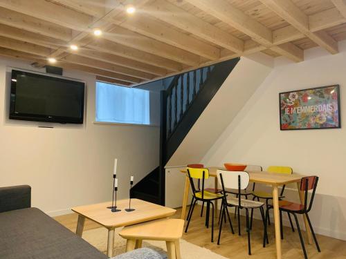 Televízia a/alebo spoločenská miestnosť v ubytovaní Duplex Vieux Lille