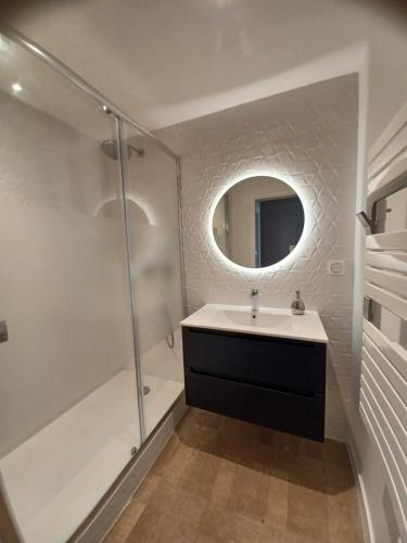 a bathroom with a sink and a shower at Fenestrelle By LGM 57m2 clim, wifi, ménage inclus in La Grande-Motte