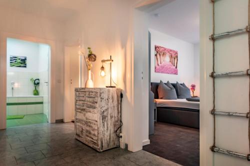ein Schlafzimmer mit einem Bett und einer Kommode in einem Zimmer in der Unterkunft komfortable Ferienwohnung in Halle-Kröllwitz 2 in Kröllwitz