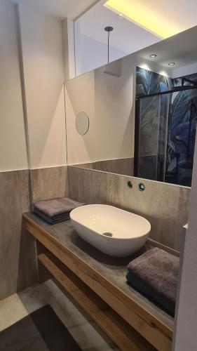 W łazience znajduje się umywalka i lustro. w obiekcie Garni Pöhl w mieście Tirolo