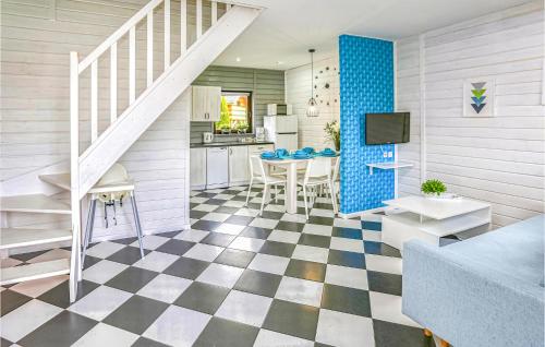 a living room with a checkered floor at Stunning Home In Grzybowo With Wifi in Grzybowo