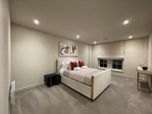 a bedroom with a bed and a fireplace at Stunning 2BA, 2BR Apt, Desirable Chigwell in Chigwell