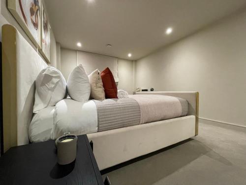 Postel nebo postele na pokoji v ubytování Stunning 2BA, 2BR Apt, Desirable Chigwell CHCL F6