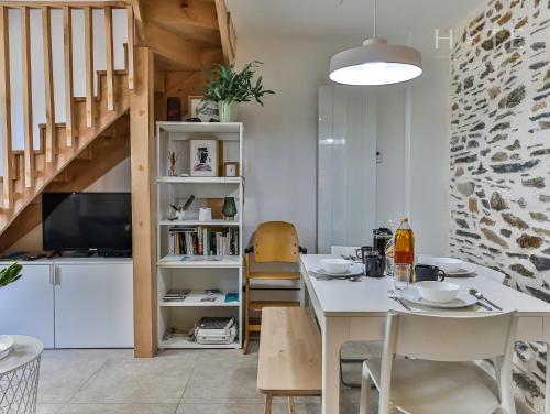 une cuisine et une salle à manger avec une table et des chaises dans l'établissement Charmante maisonnette au cœur des sables d'Olonne, à Les Sables-dʼOlonne
