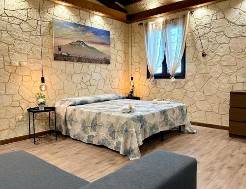 una camera con un grande letto di Dependance in villa, Etna, natura, relax a Nicolosi