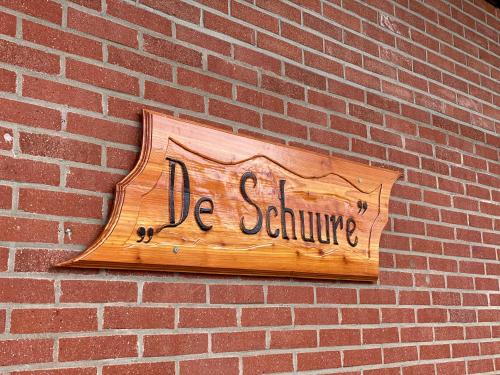 een bord op een bakstenen muur met ijs shuttle bij De Schuure 't Voorde in Winterswijk in Winterswijk