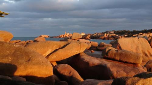 a group of large rocks on a beach at Joli appartement très bien situé - Perros-Guirec in Perros-Guirec