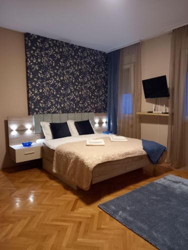 Un pat sau paturi într-o cameră la Apartment Story,Pozarevacka Beograd