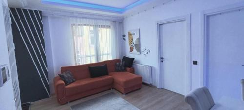 - un salon avec un canapé et une fenêtre dans l'établissement Reya Besiktas, à Istanbul