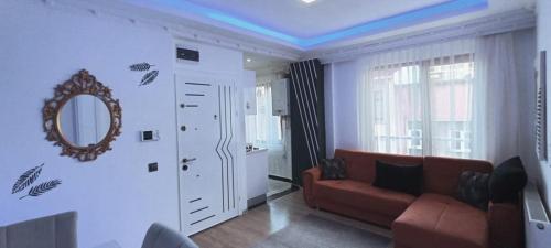 - un salon avec un canapé et un miroir dans l'établissement Reya Besiktas, à Istanbul