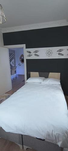 - une chambre avec un lit blanc et une tête de lit noire dans l'établissement Reya Besiktas, à Istanbul