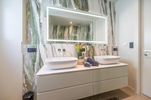 圖策比的住宿－-NEW 2023- Apartment Adriatic Pearl，浴室设有2个水槽和镜子