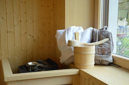 a shelf with towels and a cup on a window sill at Gasthof zur Donaubrücke in Ardagger Markt