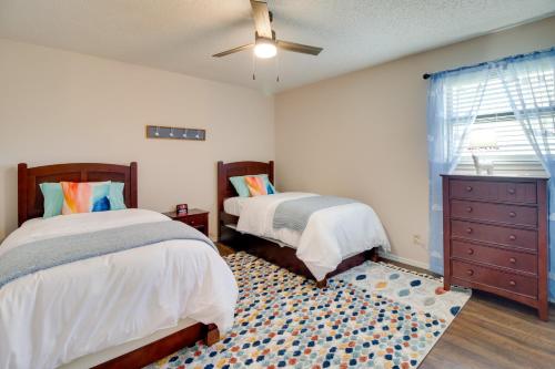 1 dormitorio con 2 camas y ventilador de techo en Mountain Home Vacation Rental Near Lakes and Fishing, en Mountain Home