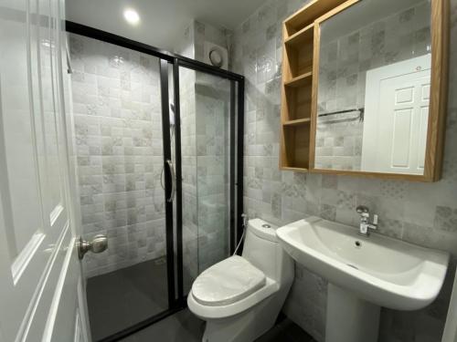 Ban Pa Toem的住宿－The Northern MFU，浴室配有卫生间、盥洗盆和淋浴。
