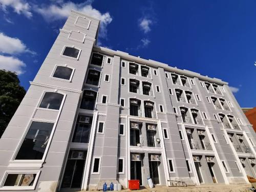 Bangunan di mana terletaknya aparthotel ini