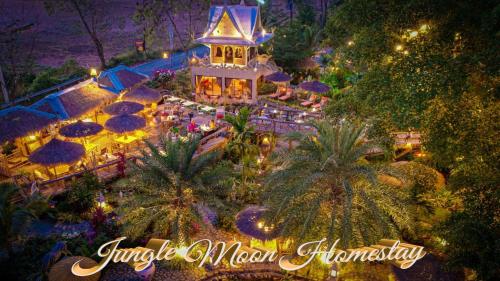 an overhead view of a resort with tables and umbrellas at Jungle Moon Homestay จังเกิ้ลมูน โฮมสเตย์ บางเสร่ in Sattahip