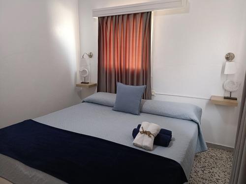 1 dormitorio con 2 camas y ventana en Pensión Playa, en Los Cristianos