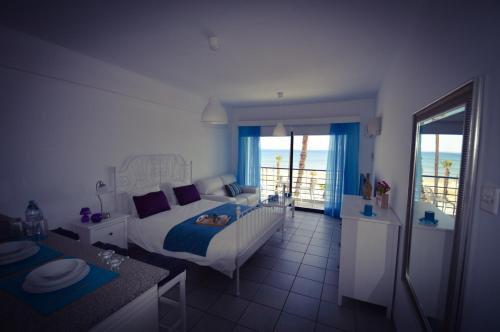 Krasas Beach Apartment Rentals tesisinde bir odada yatak veya yataklar