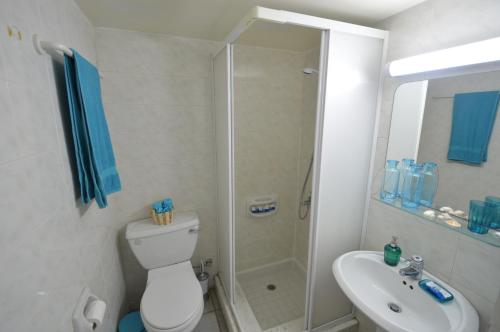 ein Bad mit einer Dusche, einem WC und einem Waschbecken in der Unterkunft Krasas Beach Apartment Rentals in Larnaka
