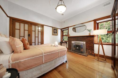 - une chambre avec un lit et une cheminée dans l'établissement Carnegie Central, à Carnegie