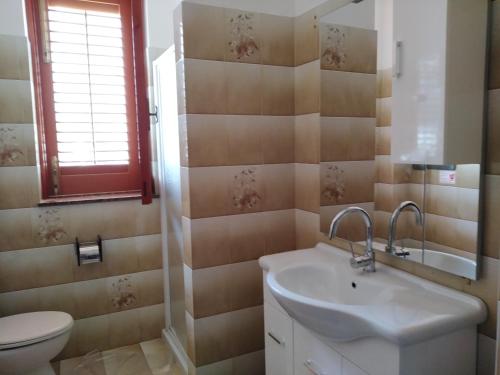 un baño con lavabo e inodoro en Casa Engy, en Lipari