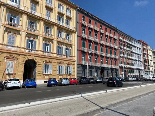 een stadsstraat met auto's geparkeerd voor gebouwen bij Maison Silvia in Napels