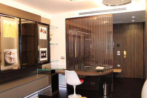 a office with a desk and a white chair in a room at DOMUS Grand Hotel in Rende