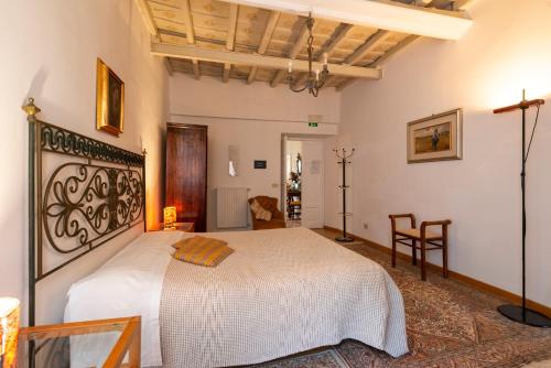 ein Schlafzimmer mit einem weißen Bett in einem Zimmer in der Unterkunft B&B La Scalinatella in Rom