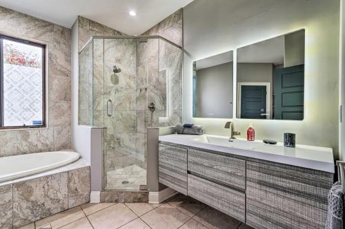 Un baño con bañera, lavabo y ducha. en Mexico Beach Retreat with Grill and Private Pool!, en Mexico Beach