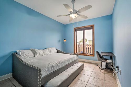 1 dormitorio con paredes azules y 1 cama con ventilador de techo. en Mexico Beach Retreat with Grill and Private Pool!, en Mexico Beach