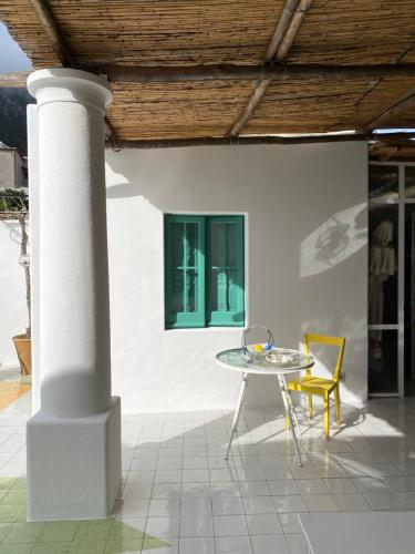 una mesa y sillas en un patio con un edificio en Capri Suite Marina Grande, en Capri