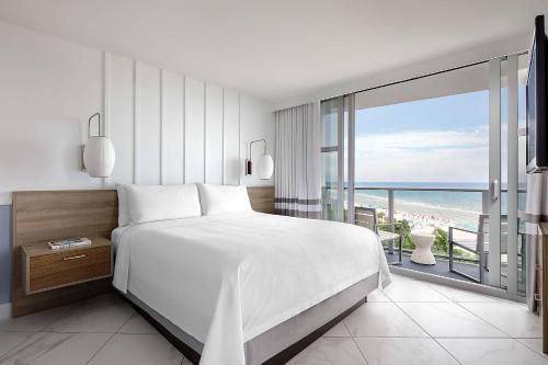 Katil atau katil-katil dalam bilik di Cadillac Hotel & Beach Club, Autograph Collection