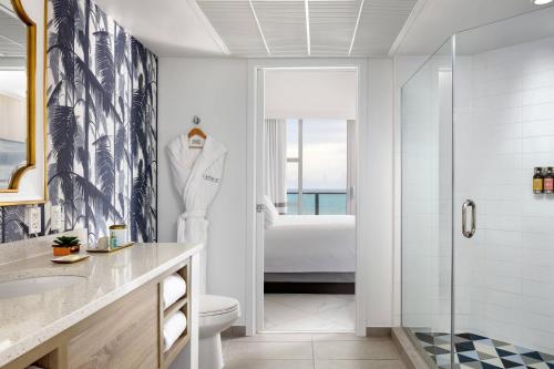 Katil atau katil-katil dalam bilik di Cadillac Hotel & Beach Club, Autograph Collection
