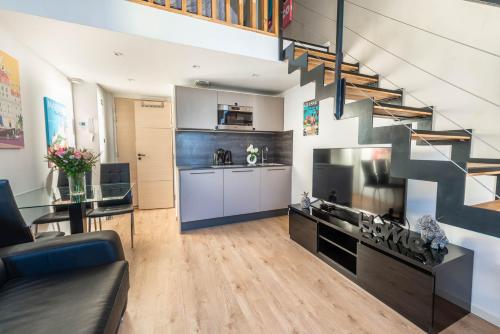 un salon avec un escalier dans une maison dans l'établissement Central Lamartine Flat - Brand New, à Nice