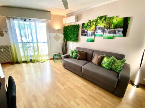 - un salon avec un canapé dans l'établissement Le Nouveau Port By SCLS Locations, à Cannes