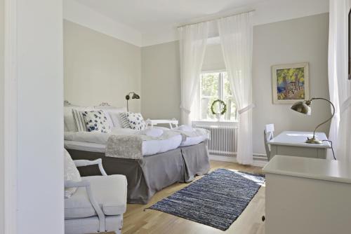 Un pat sau paturi într-o cameră la Skytteholm