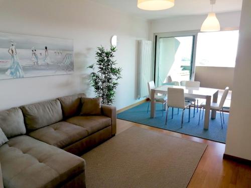 uma sala de estar com um sofá e uma mesa em Torri Camuzzi Exclusive Luxury Apartment em Pescara