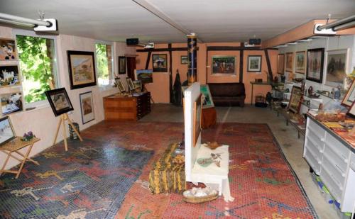 a living room filled with lots of furniture at Gemütliche Ferienwohnung in hirschreicher Umgebung in Jasnitz