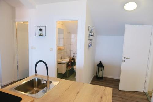een keuken met een wastafel en een aanrecht bij Apartman Basioli1 in Zadar