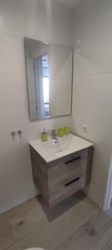 een badkamer met een wastafel en een spiegel bij Casita Emma in Playa Blanca
