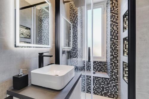 A bathroom at Classy Apt in the richest Rome