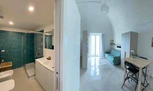 bagno con doccia, lavandino e tavolo di La Camera della Nonna 2.0 a Gaeta