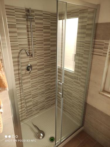 チェトラーロにあるCasa vacanze Marinellaのバスルーム(ガラスドア付きのシャワー付)