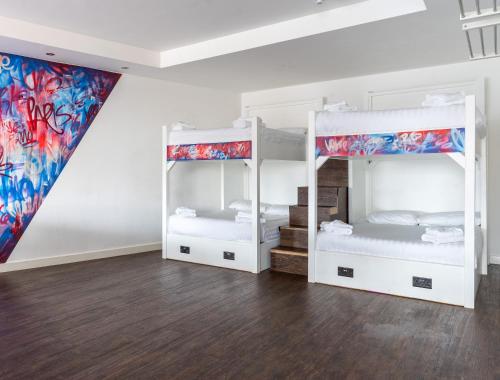 2 literas en una habitación con suelo de madera en The Bling Hotel by UStay Aparthotels, en Liverpool
