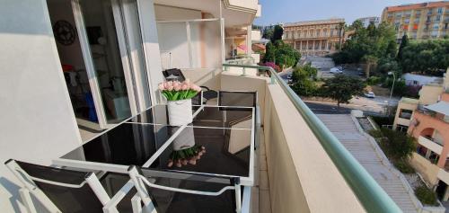Alery apartment with terrace AC wifi 7th floor a few meters from the sea by Affitto-Nizza