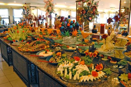 Una línea de buffet con muchos platos de comida en Ağaoğlu My Mountain, en Uludag