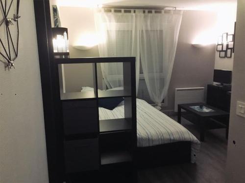 - une chambre avec des lits superposés et un miroir dans l'établissement Cozy'Cocoon, à Brest
